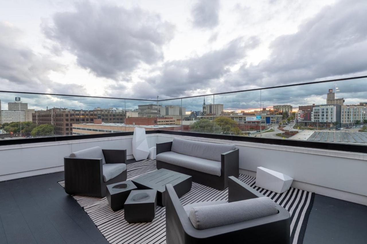 Apartment Flexhome Skywalk To Fiserv U3 With Rooftop, Gym, And Parking